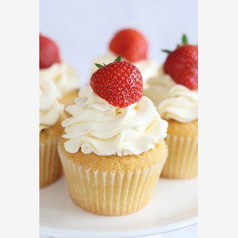 Vanilla-Cupcakes With Strawberries